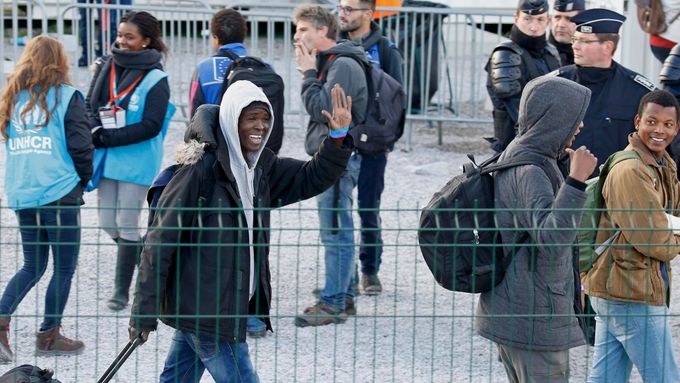Mladiství uprchlíci opouštějí Džungli v Calais.
