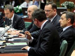 Momentka ze summitu EU: (zleva doprava) španělský premiér Jose Luis Rodriguez Zapatero, švédský premiér Fredrik Reinfeldt, Petr Nečas a francouzský prezident Nicolas Sarkozy.