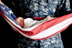 Voják vyfotil syna v americké vlajce. Internet ho lynčuje