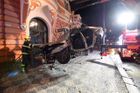 V Karlíně se srazila tramvaj a auto, řidič skončil s vážným zraněním v nemocnici