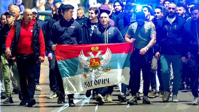 Demonstranti, většinou mladí muži v kapucích, pochodující a poskakující po nočních ulicích Podgorice s pochodněmi, požadovali na transparentech vyhoštění Turků.