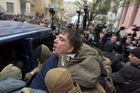 Saakašvili je volný, jeho příznivci ho vytáhli z policejního auta. Zemřu za Ukrajinu, hlásal politik