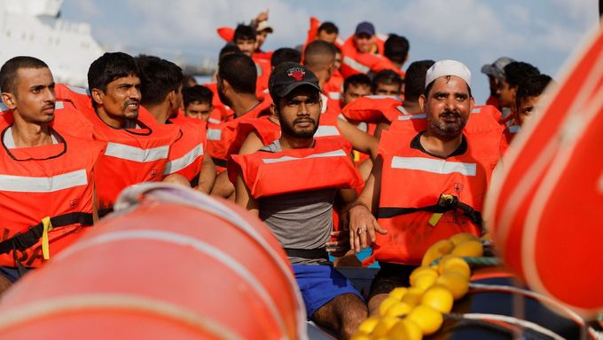 Skupina uprchlíků na lodi ve Středozemním moři, ilustrační foto