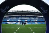 S kapacitou 53 400 fanoušků jde o šestý největší stadion v Anglii a desátý ve Velké Británii.