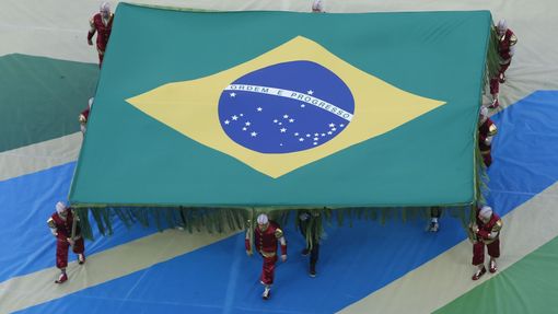Performers carry the Brazilian flag during the 2014 World Cup opening ceremony at the Corinthians arena in Sao Paulo June 12, 2014. REUTERS/Fabrizio Bensch (BRAZIL - Tags