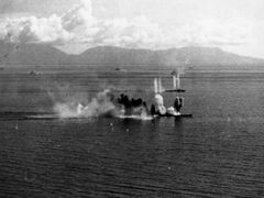 Japonská bitevní loď Musaši pod palbou amerických letounů během během bitvy v Sibuyanském moři 24. října 1944.