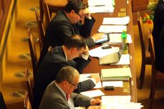 Vládní poslanci zatrhli novelu ČSSD o střetu zájmů