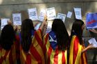 Katalánci rozdávali hlasovací lístky k referendu na demonstraci. Nechtějí, aby je vláda zakázala