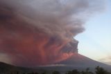 "V noci se stále častěji objevovaly ohnivé plameny. To naznačuje, že hrozba většího výbuchu je bezprostřední," citoval server BBC z prohlášení indonéského úřadu pro zvládání přírodních katastrof (BNPB).