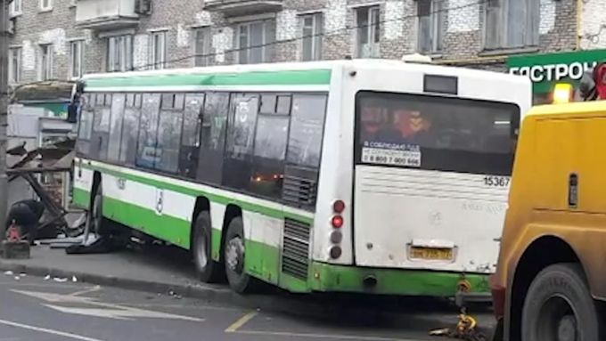 Autobus vjel do zastávky v Moskvě, tři lidé utrpěli zranění