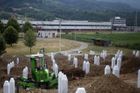 Na Potokarském hřbitově nedaleko Srebrenice se dlouho chystali na hromadný pohřeb 520 lidí, jejichž ostatky se v uplynulém roce podařilo identifikovat.