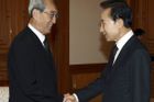 Jihokorejský prezident I Mjong-bak při setkání se členem severokorejské delegace Kim Ki-namem