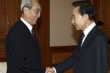 Jihokorejský prezident I Mjong-bak při setkání se členem severokorejské delegace Kim Ki-namem