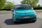 Volkswagen ve stopách Tesly. Baterie si bude vyrábět sám, možná i v Česku