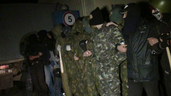 Proruští ozbrojenci u základny v Mariupolu, na kterou zaútočili. Nejméně tři z nich za to zaplatili životem.