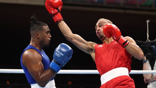 V boxerském finále v kategorii do 81kg porazil Kubánec Arlen Lopez (vlevo) Benjamina Whittakera z Velké Británie.