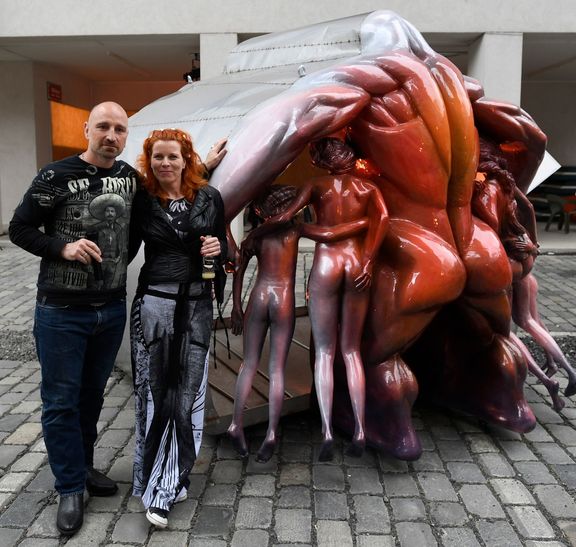 Lukáš Rittstein a Barbora Šlapetová před svým dílem na dvoře DOX.