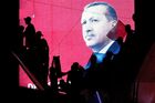 Stovky Turků opět vyšly do ulic, aby vyjádřily podporu Erdoganovi