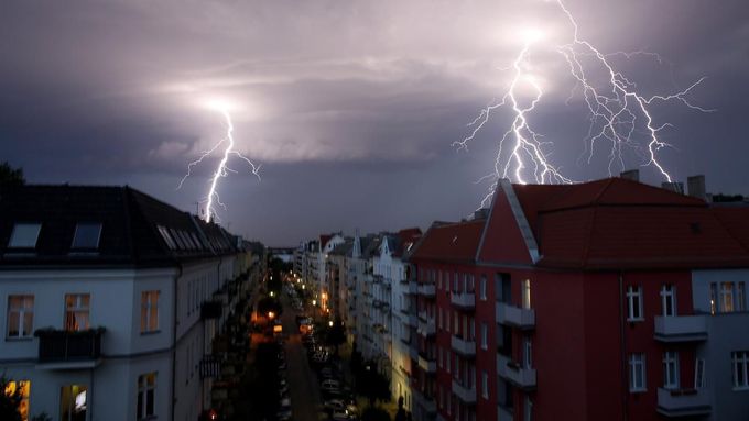 Meteorologové varují před bouřkami, přívalovými dešti, krupobitím a silnými větry.