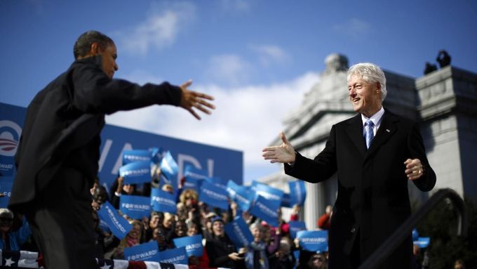 Bill Clinton víta Baracka Obamu na předvolebním mítinku v Concordu v New Hampshire.