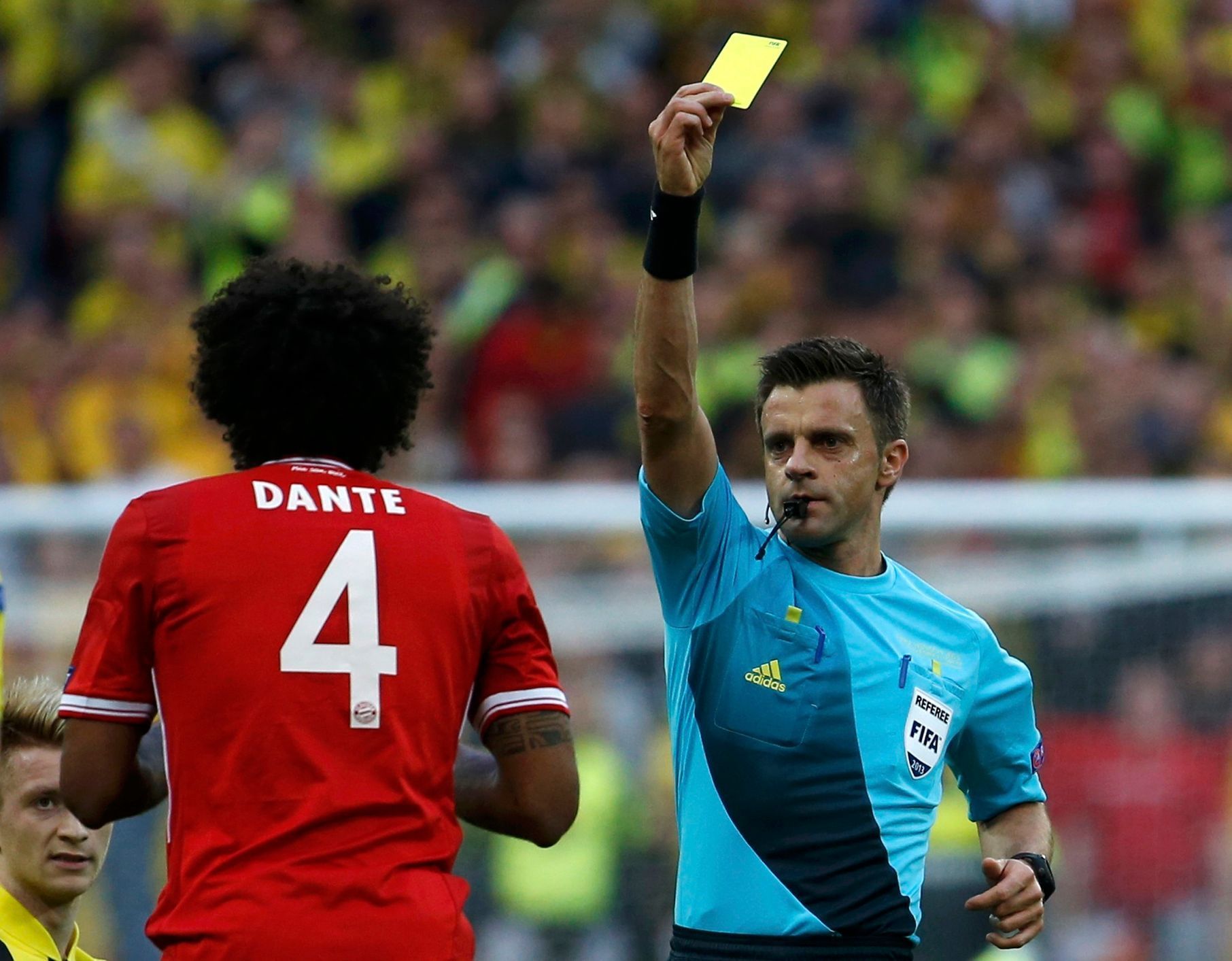 Fotbal, Liga mistrů, Bayern - Dortmund: Dante dosátá žlutou kartu; rozhodčí Nicola Rizzoli