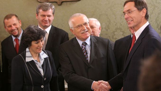 Podání rukou. Václav Klaus se zdraví s Janem Švejnarem předtím než oba usedli proti sobě za stůl, aby odpovídali na otázky senátorů sociální demokracie.