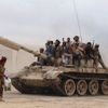 Vojáci loajální prezidentovi Hádímu na tanku v Adenu.
