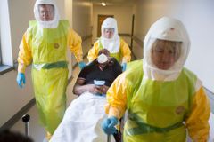 WHO zaspala v boji s epidemií eboly, tvrdí dokumenty