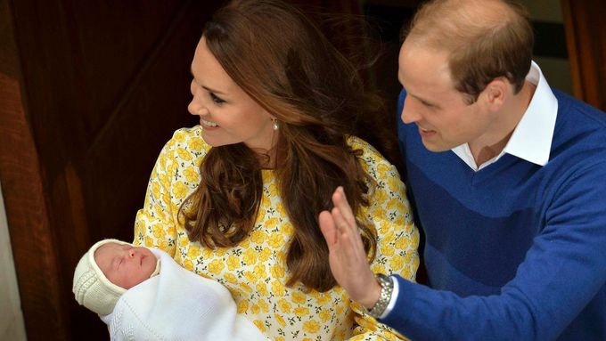 William a Catherine ukazují dceru po porodu v Londýně, 2. května 2015