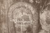Podoba pomyslného hrobu Johna Lennona v prosinci 1980. Tímto nápisem se datuje vznik Lennonovy zdi.
