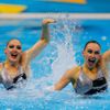 Ruské synchronizované plavkyně Natalia Iščenková a Svetlana Romašinová v kvalifikaci na OH 2012 v Londýně.