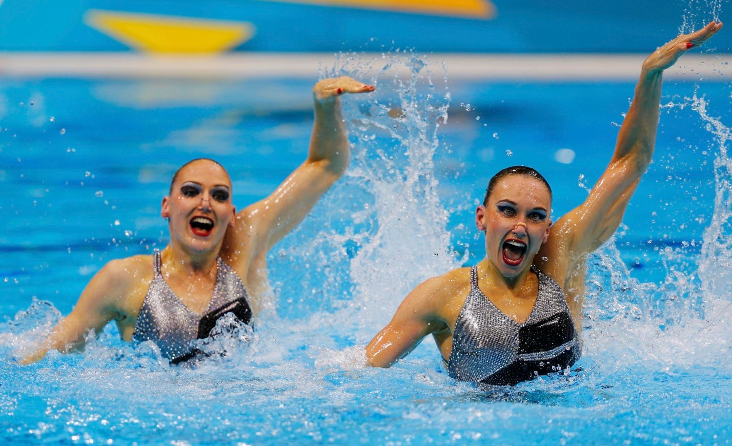 Ruské synchronizované plavkyně Natalia Iščenková a Svetlana Romašinová v kvalifikaci na OH 2012 v Londýně.