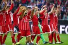 Bayern porazil Schalke a je první, Brémy s Čechy stále čekají na výhru