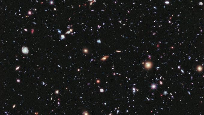 Hubbleův teleskop nahlíží do hlubin vesmíru.