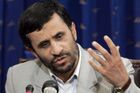 Ahmadínežád se zastal papeže