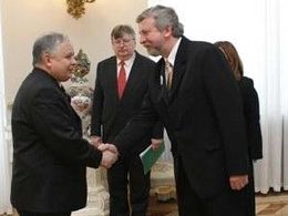 Aljaksandr Milinkevič (vpravo) se zdraví s polským prezidentem Lechem Kaczyńským.