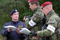 Hranice s Rakouskem od soboty pohlídá 720 policistů, další stovky vojáků jsou v pohotovosti