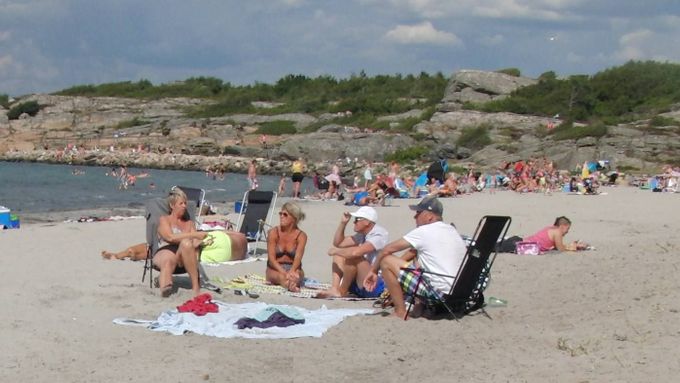 FOTO Idyla na pláži. To jsou rekordní tropy ve Skandinávii