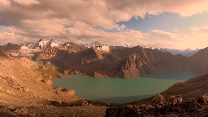 Nebeské hory Kyrgyzstánu a putující jezero. Divočinu Kyrgyzstánu si chtějí místní zachovat