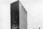 Newyorský mrakodrap Seagram Building od Miese van der Roheho výrazně ovlivnil architekty po celém světě i u nás. Během uvolněných let se začalo uvažovat, že podniky PZO by mohly mít podobu výškových budov.