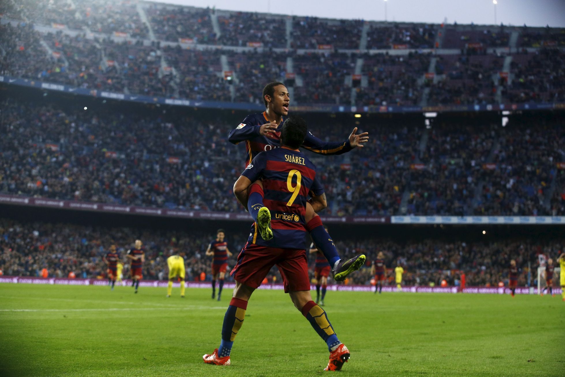 Luís Suárez a Neymar slaví branku Barcelony