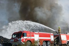 V krajském sídle Ficovy strany hořelo, někdo na budovu zřejmě hodil zapálenou pneumatiku