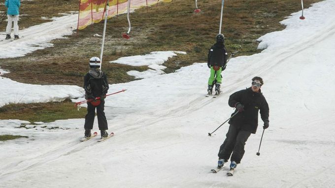 Počasí je k lyžařům již řadu týdnů skoupé.