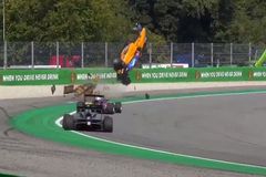 Video: Další děsivá havárie při Grand Prix. Pilot F3 jako zázrakem vyvázl bez zranění