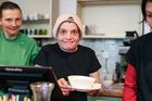 Foto: Na Smíchově otevřeli novou veganskou jídelnu. Polévky, saláty a quiche vaří ženy bez domova