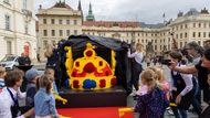 ... se ukrývala svatováclavská koruna z 128 333 kostiček lega.