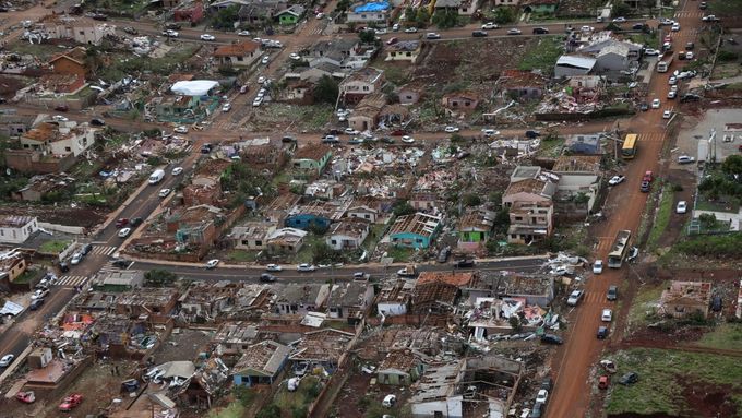 Tornádo, které se v pátek přehnalo městem Rio Bonito do Iguaçu na jihu Brazílie, dosáhlo rychlosti více než 250 kilometrů v hodině a zničilo na 80 procent domů.