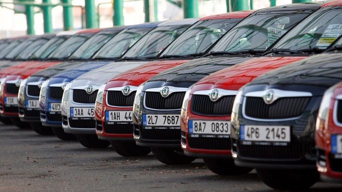 Tuzemská prodejní síť Škody loni prodala 85 tisíc aut, jen 74 tisíc jich ale jejich majitelé zaregistrovali v Česku.