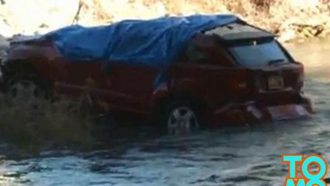 Kojenec přežil 14 hodin v autě, jež spadlo do řeky.