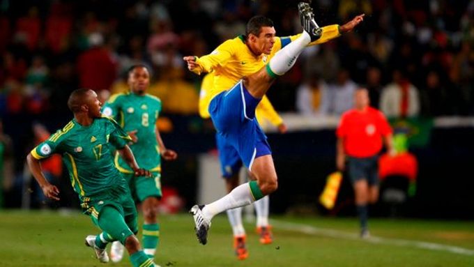 Lucio akrobaticky zasahuje před hráčem Jihoafrické republiky.